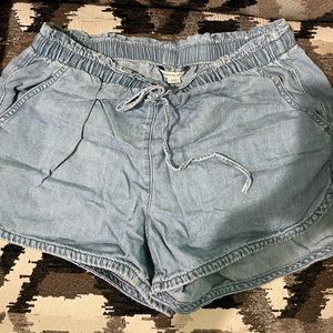 American Eagle elastic band shorts. Size M